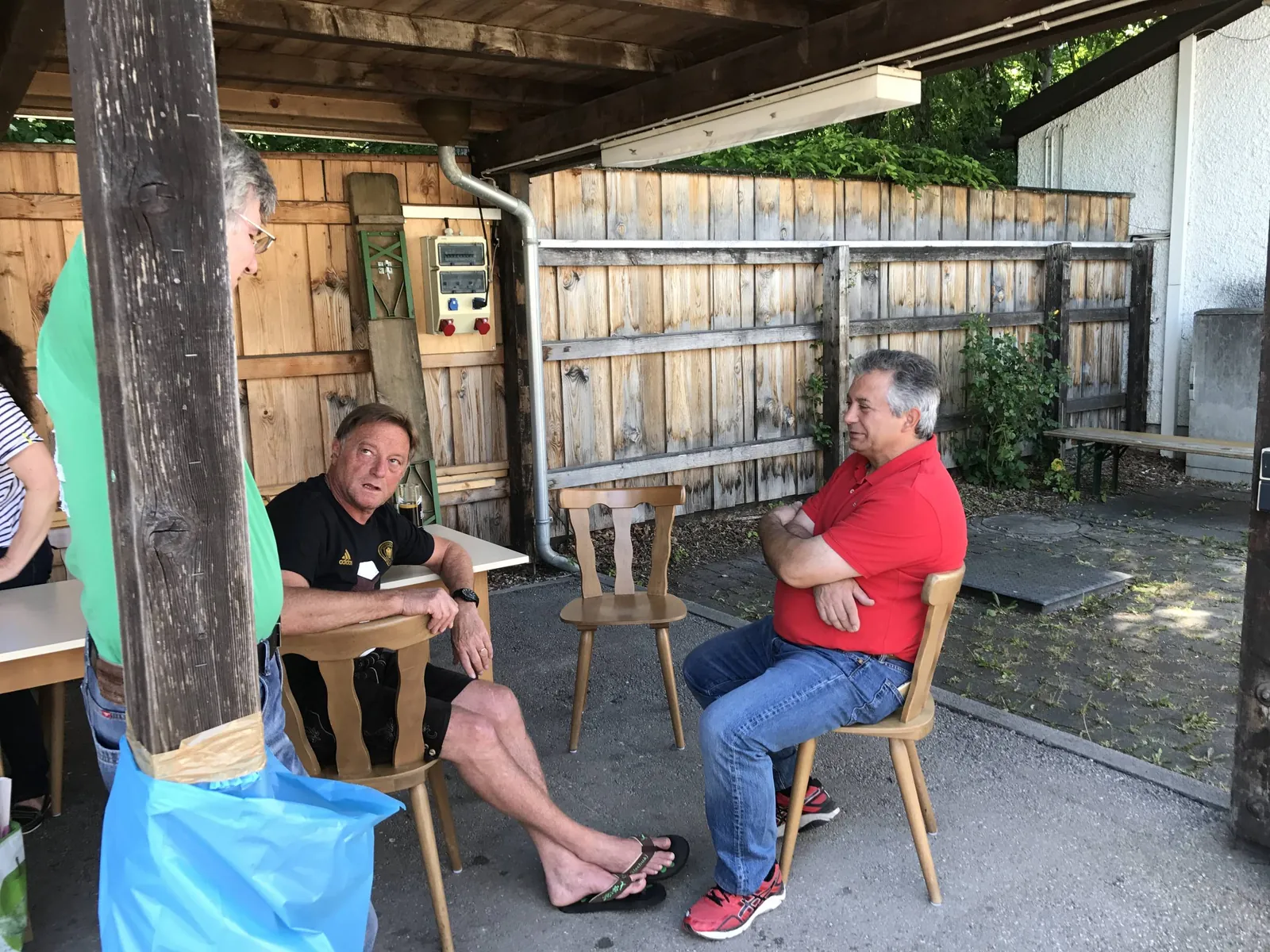 Zwei Gäste unter dem Vordach beim Saisonabschlussfest