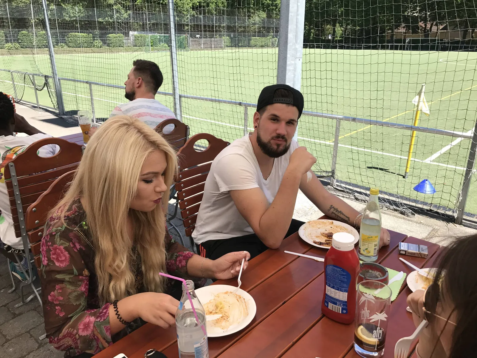 Viktorianer beim gemeinsamen Essen zum Saisonabschluss