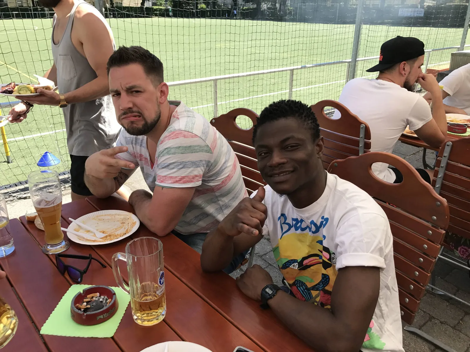 Drei junge Männer am Tisch beim Saisonabschlussfest 2017