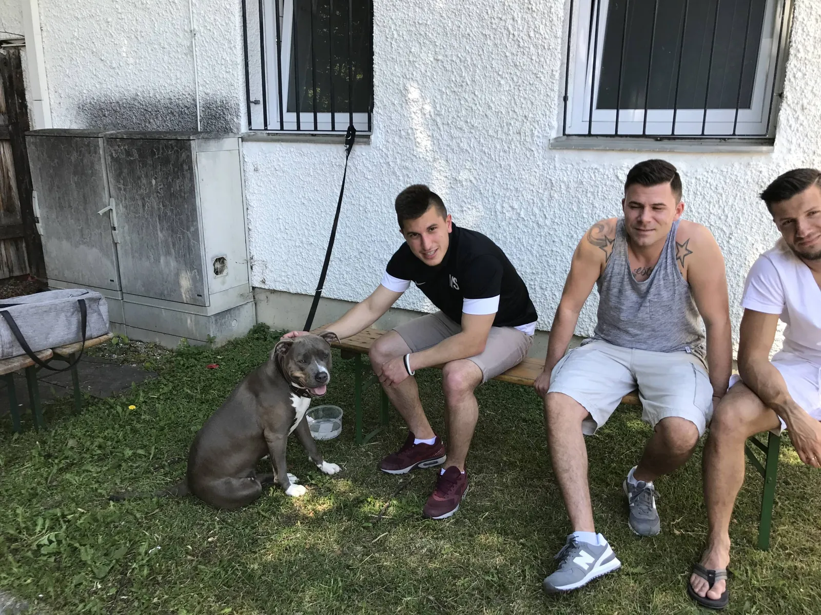 Drei Vereinsmitglieder mit Hund beim Saisonabschlussfest
