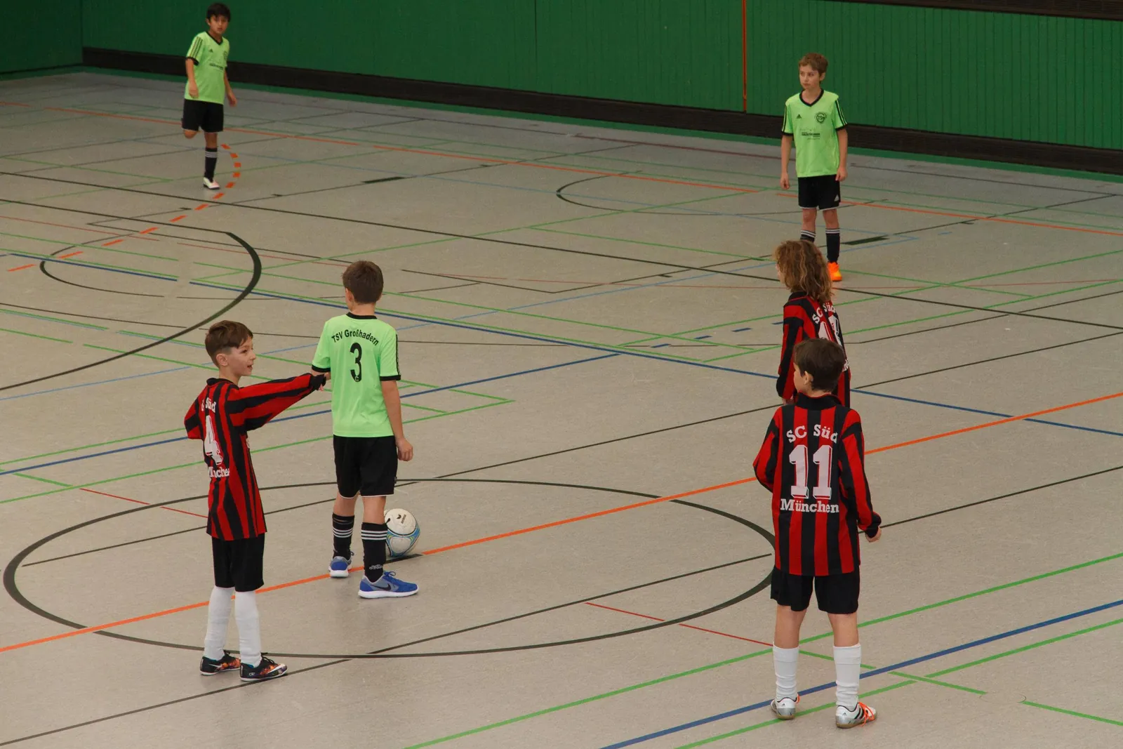 Junge Fußballer beim Viktoria-Wintercup 2017