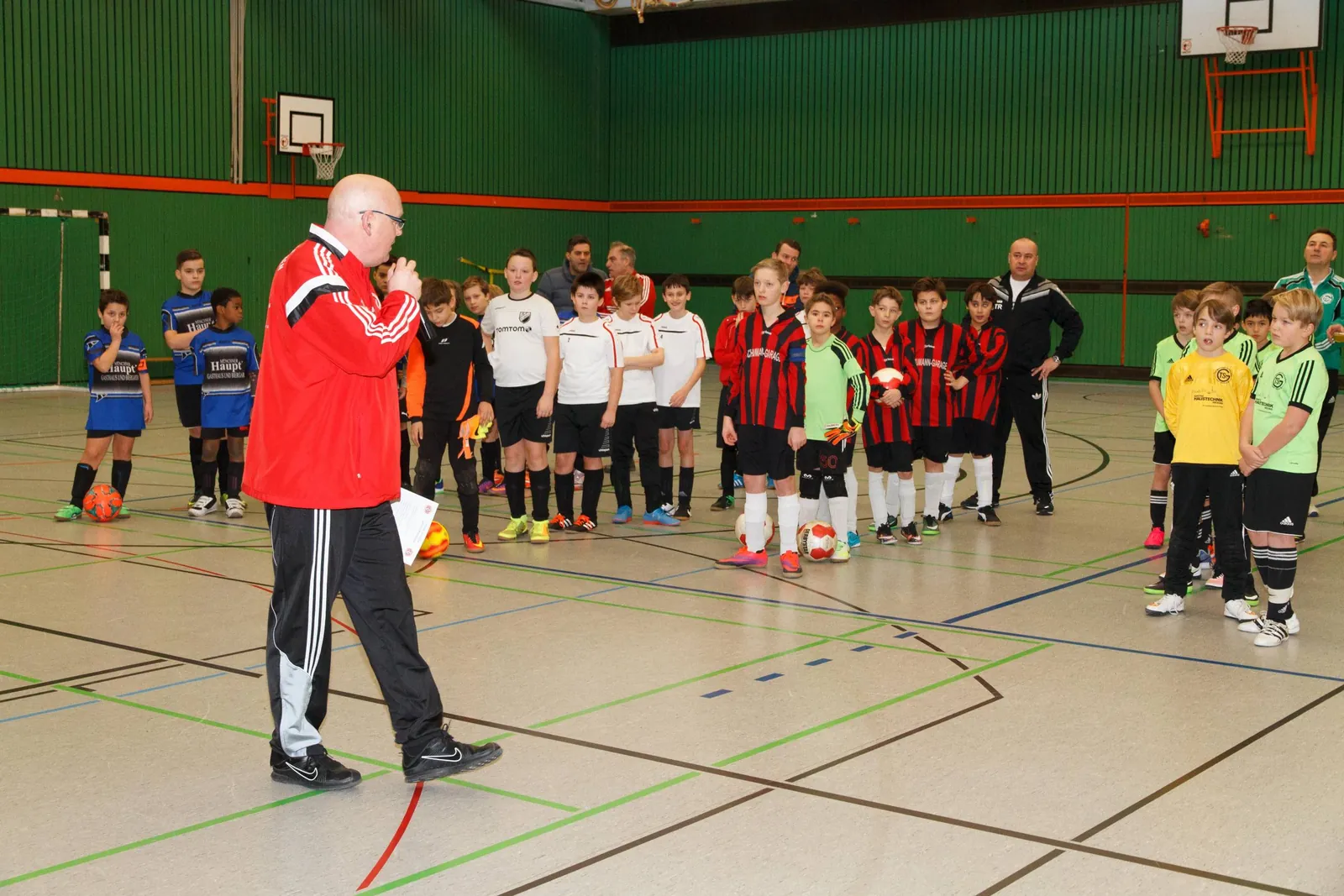 Turnieransprache vor den Jugendmannschaften beim Viktoria-Wintercup