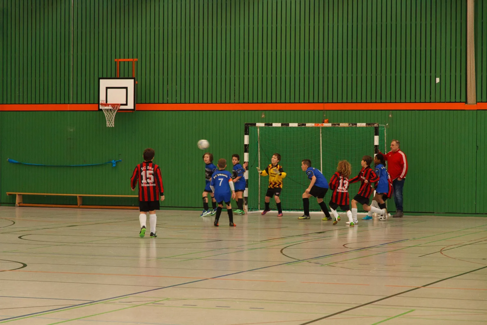 Spielszene vor dem Tor beim Viktoria-Wintercup