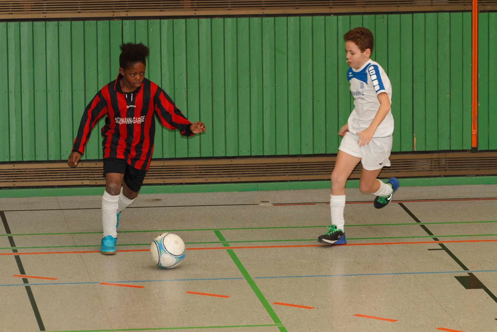Zweikampf junger Fußballer in der Halle