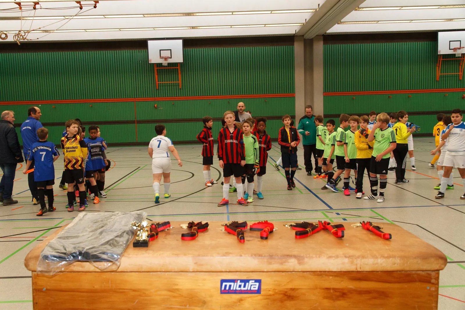 Jugendmannschaften bei der Siegerehrung des Viktoria-Wintercups